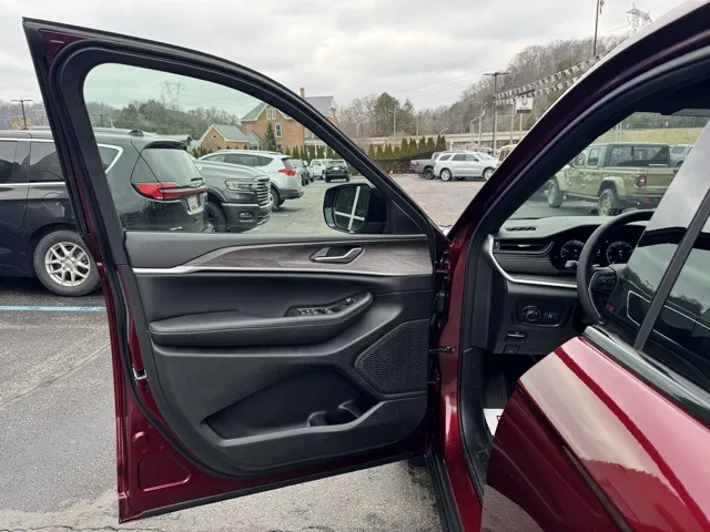 2026 Jeep Grand Cherokee Laredo