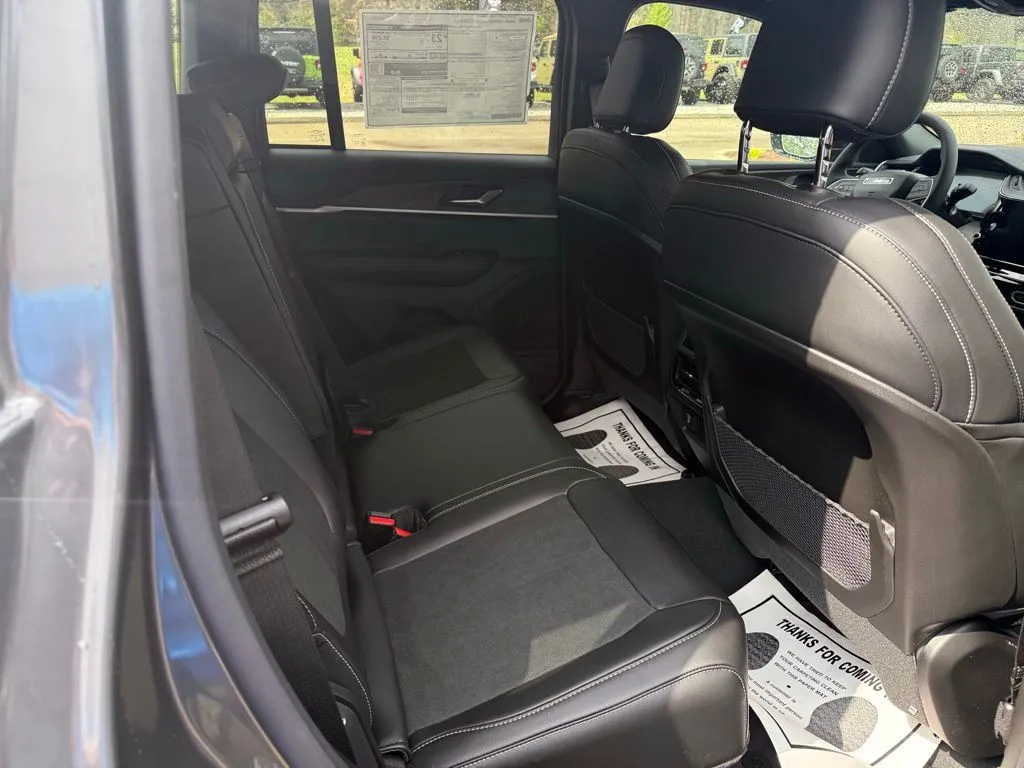 2026 Jeep Grand Cherokee Laredo Altitude