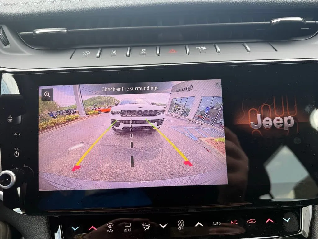 2026 Jeep Grand Cherokee Laredo Altitude