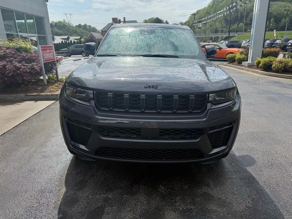 2026 Jeep Grand Cherokee Laredo Altitude