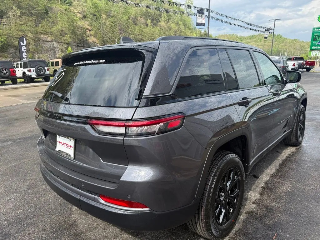 2026 Jeep Grand Cherokee Laredo Altitude