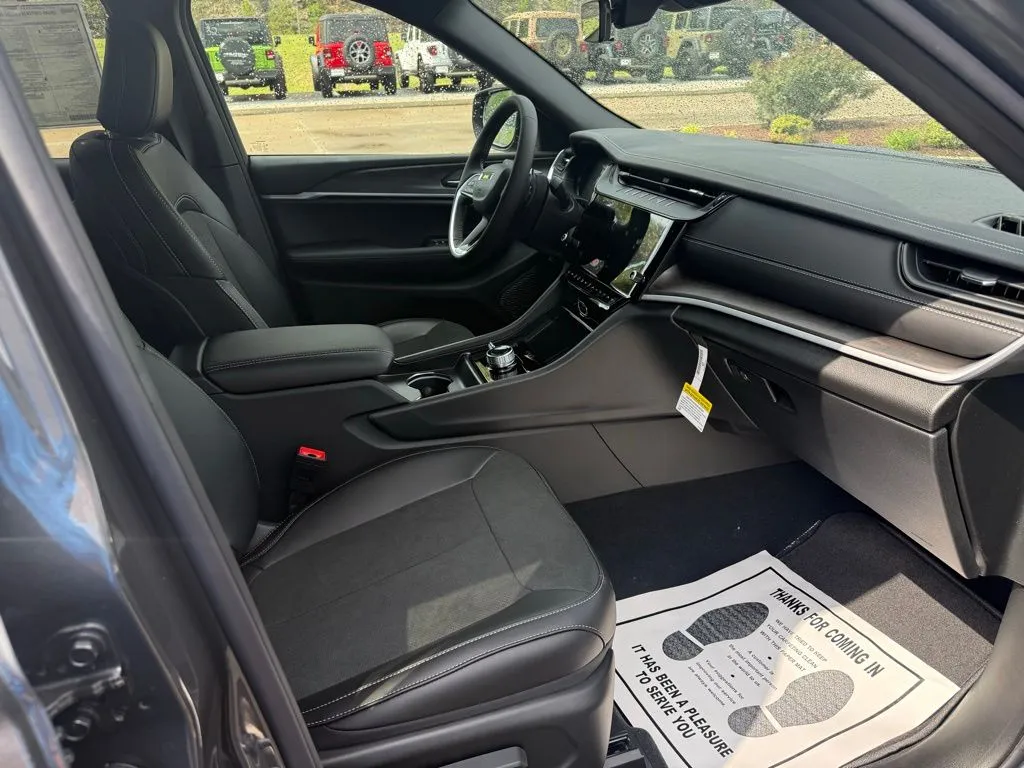 2026 Jeep Grand Cherokee Laredo Altitude