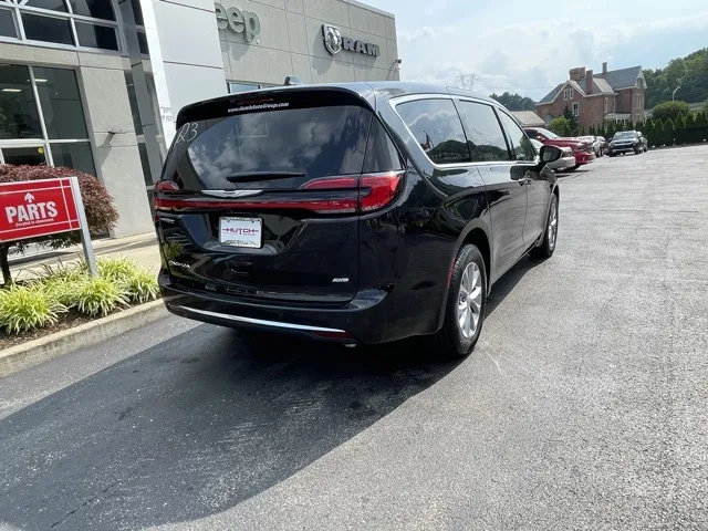 2025 Chrysler Pacifica Select