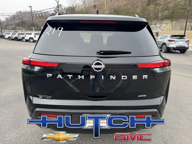 2025 Nissan Pathfinder SV